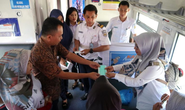 Cegah Korona, KAI Divre II Sediakan Hand Sanitizer dan Bagi-bagi Masker Gratis
