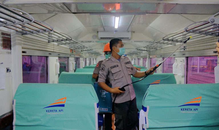 Antisipasi Korona, PT KAI Divre II Rutin Cuci Sarana dan Disemprot Disinfektan