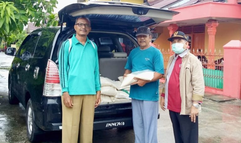 Terdampak Wabah Covid-19, Irwan Basir Berikan Bantuan Beras pada Warga PKDP