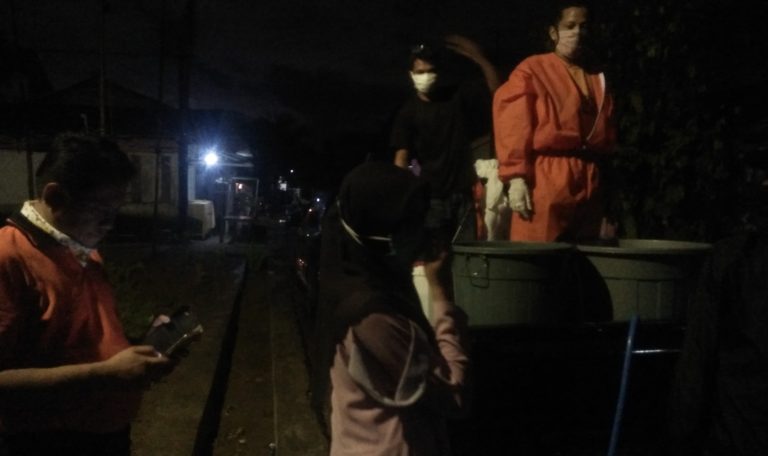 Penuhi Permintaan Warga, Satgas Covid-19 FKAN Pauh IX Semprotkan Disinfektan Hingga Malam