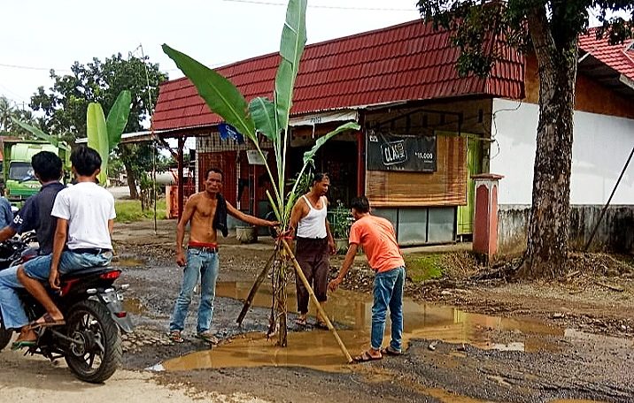 Jalan di Depan Kantor Pemuda Lapau Manggih jadi “Parak Pisang”