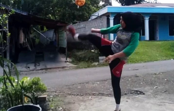 Atlet PON Sumbar Ngabuburit dengan Latihan Sepaktakraw