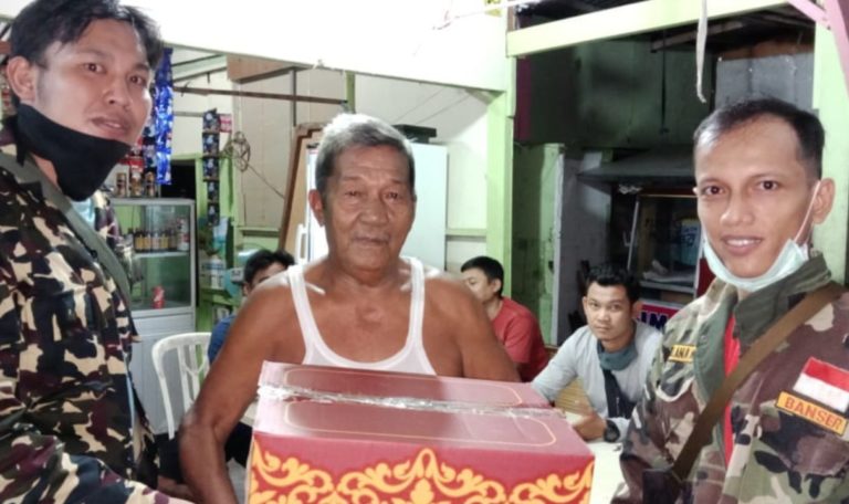 Team Gugus Tugas PC Ansor Padang Serahkan Paket Lebaran