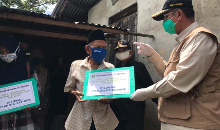 Bantuan Provinsi Disalurkan di Sawahlunto, Nasrul Abit: Terbukti Mana yang Lamban dan Mana yang Cepat