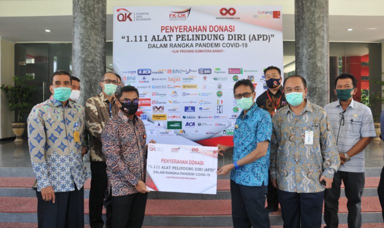Dukung Penanganan Wabah Covid-19, OJK Serahkan Bantuan 1.111 APD