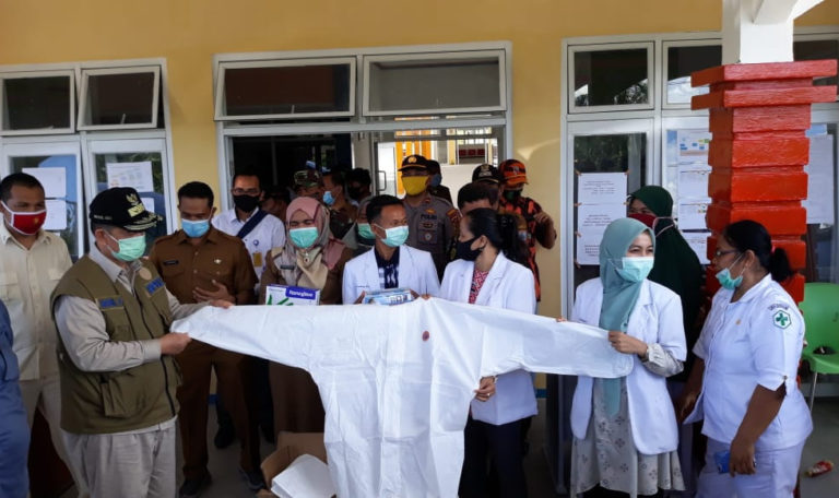 Putus Mata Rantai Covid-19, Wagub Sumbar Serahkan Bantuan Disinfektan dan APD ke Mentawai