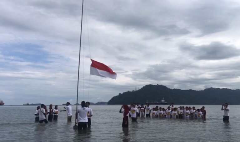 Ketika Anak-Anak Taluk Buo Khidmad Upacara Bendera HUT RI ke 75