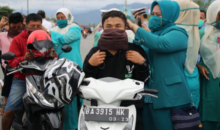 “Gebrak Masker”, PKK Kecamatan Kuranji Bagikan Masker Gratis