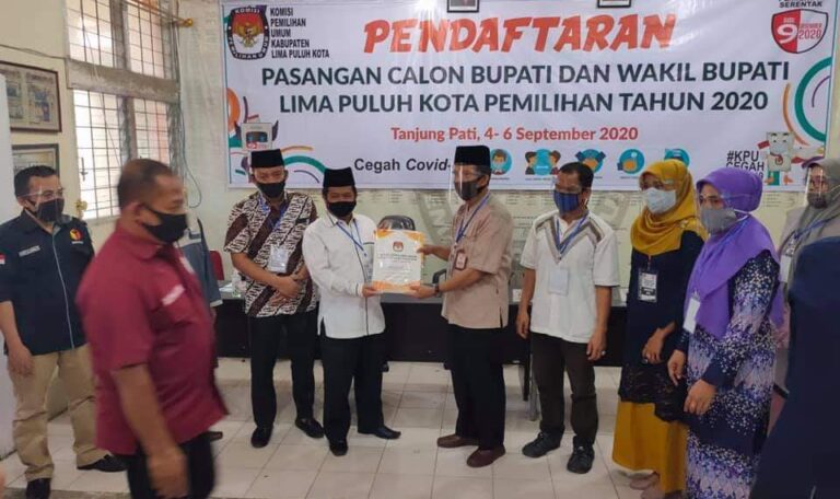 Ferizal Ridwan-Nurkhalis Pasangan Pertama Mendaftar Ke KPU Kabupaten Limapuluh Kota
