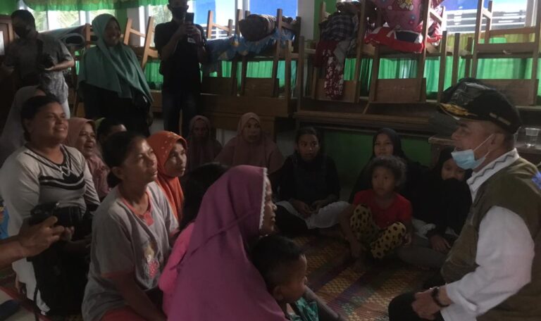 Sebanyak 350 Warga Solok Mengungsi, Nasrul Abit Langsung Turun Antar Bantuan