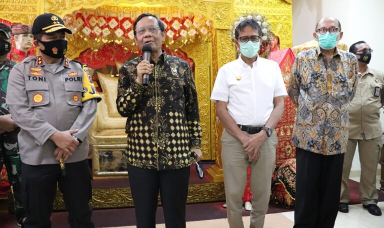 Tiba di Padang, Mahfud MD Pastikan Penusuk Syekh Ali Jaber Sampai ke Pengadilan