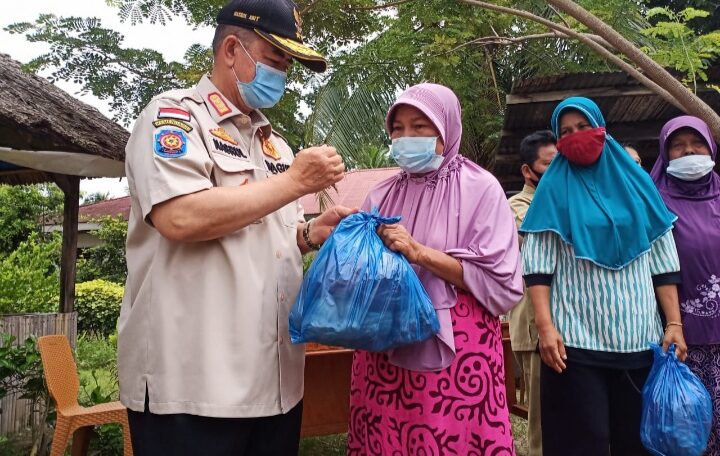 Peduli Warga Terdampak Covid-19, Nasrul Abit Berbagi Sembako di Sungai Abang