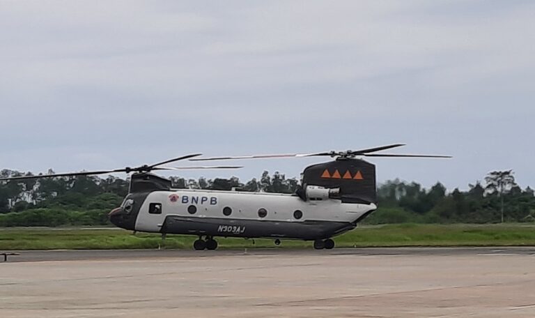 Baru Tiba di Indonesia, Heli BNPB Perdana Salurkan APD di Sumbar