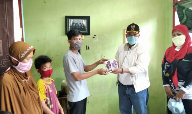 Dua Smartphone Dari Nasrul Abit untuk Anak Penjual Belut