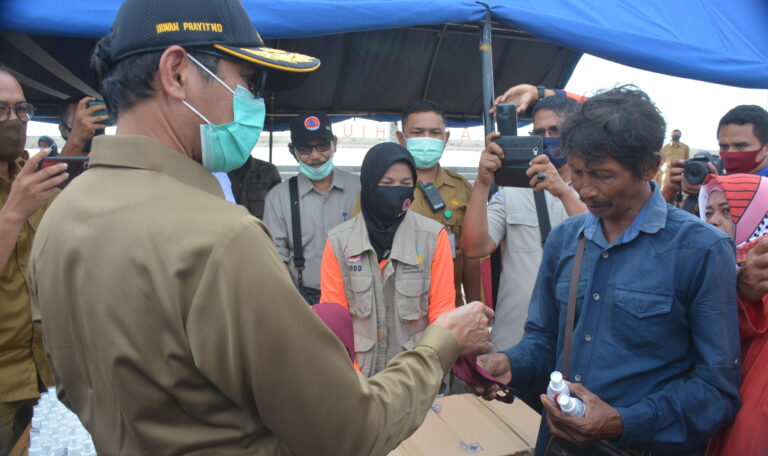 Bagikan APD, Gubernur Ingatkan Pesta Nikah Jika Melanggar Protokol Kesehatan Bisa Ditangkap