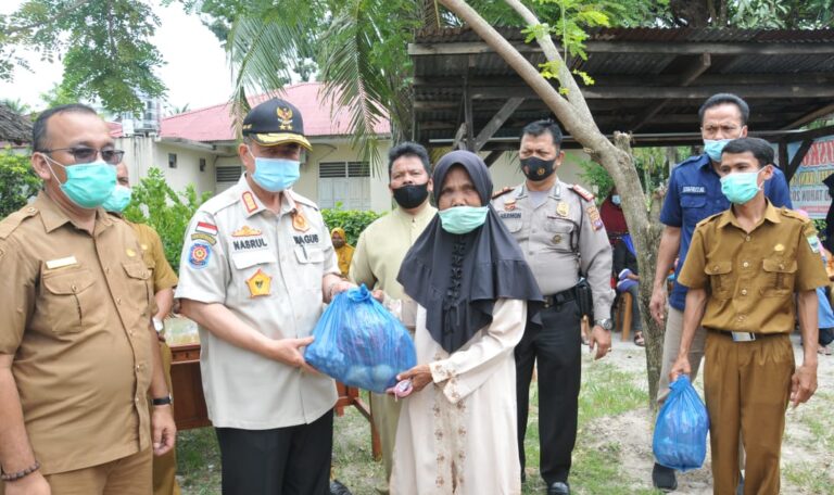 Bantu Warga Terdampak Covid-19, Nasrul Abit Bagikan Cabe dan Bawang