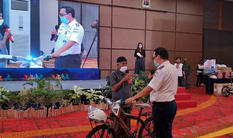 Sepeda Baru untuk Penjual Telur Asin pada Pekan Nasional Keselamatan Jalan 2020