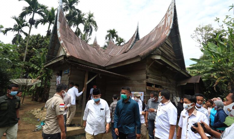 Kurangi Angka Pengangguran, Ninik Mamak di Solsel Bantu Nasrul Abit Lahan untuk Dikelola