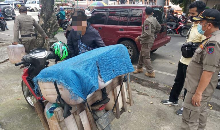Razia Masker, Petugas Malah Tangkap Pengendara Bawa 6 Jeriken Tuak
