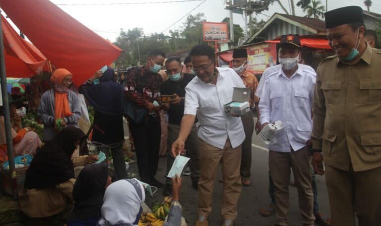 Ingatkan Warga Patuhi Protokol, Indra Catri Bagikan Masker di Pasar Lasi