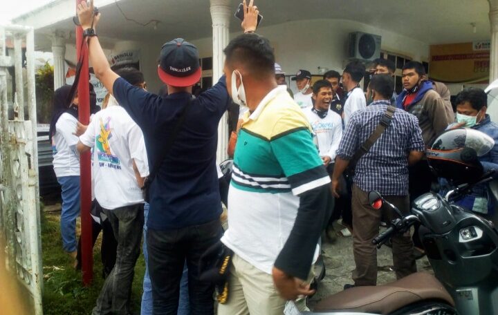 Gegara APK Dicopot, Ratusan Pendukung Erman Safar Datangi Bawaslu