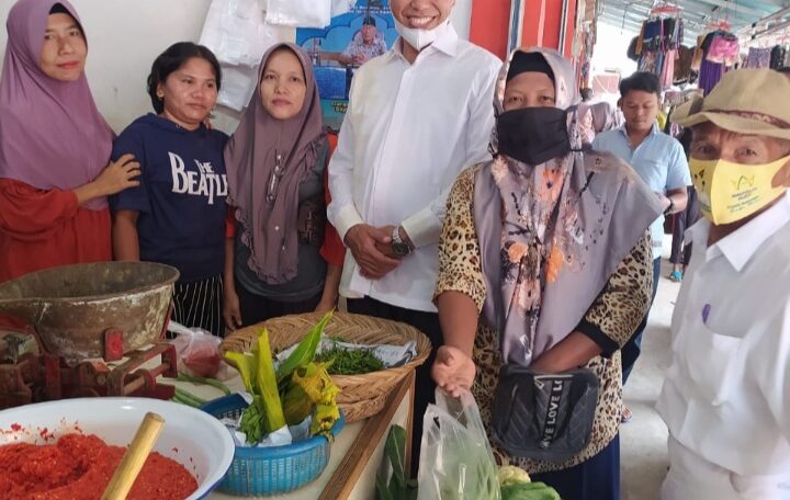 Cagub Mahyeldi Sapa Pedagang Pasar Belimbing Kuranji