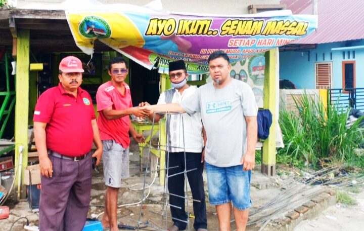 LSM Kuciang Aie Peduli Pemuda Arus Kampung Kalawi dengan Bantuan Usaha