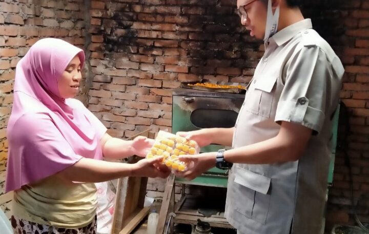 Kunjungi Masyarakat Pintu Kabun, Cawako Erman Safar Diberi Kue Kacang