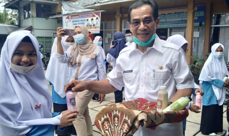 Gratis, Disnak Sumbar Bagikan 15.380 Botol Susu
