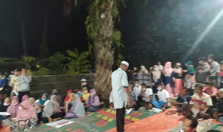 Ayah Korban Kerusahan Wamena Terisak-isak Bertemu Nasrul Abit