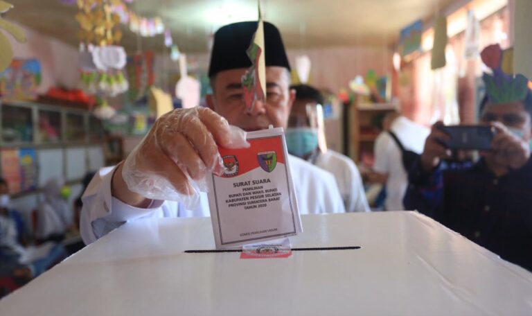 Mencoblos di Pessel, Nasrul Abit Ajak Masyarakat Datang ke TPS
