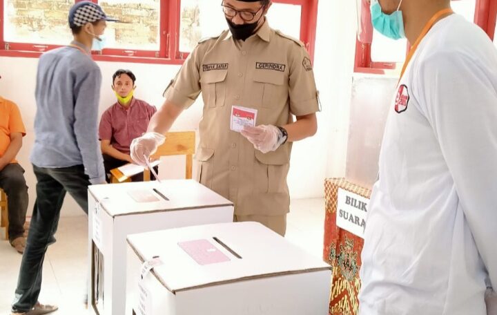 Cawako Bukittinggi Erman Safar Tunaikan Hak Pilihnya di TPS 4