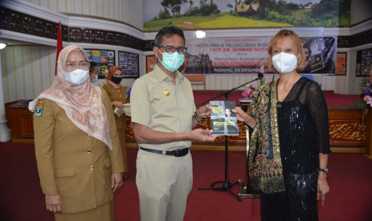 Monumen untuk Pahlawan Kemanusiaan Achmad Mochtar dan Rumah Gadang untuk Bundo Kanduang Diresmikan