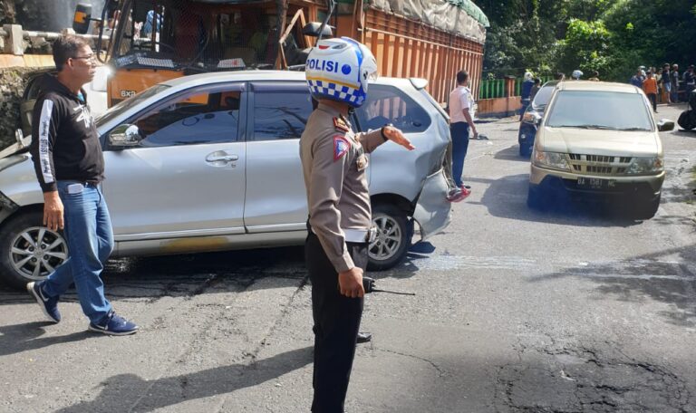 Kecelakaan Lembah Anai, Sebabkan Macet Hingga Puluhan Kilometer