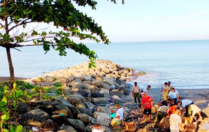 Meriahkan Hari Dharma Samudera dan HUT Kowal, Lantamal II Gelar Aksi Bersih Pantai 