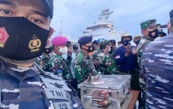 KRI Kurau 856 Jajaran Satrol Lantamal II Bawa Kotak Hitam dari Lokasi Jatuhnya Sriwijaya Air ke JTC