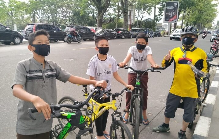 B2W Korwil Bukittinggi Bagikan 1000 Masker Gratis ke Pesepeda