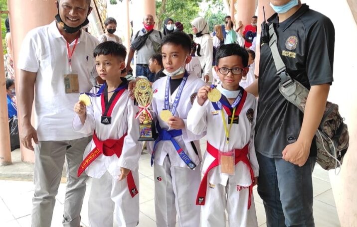 Dua Taekwondo Junior Bukittinggi Raih Mendali Emas di Jambi