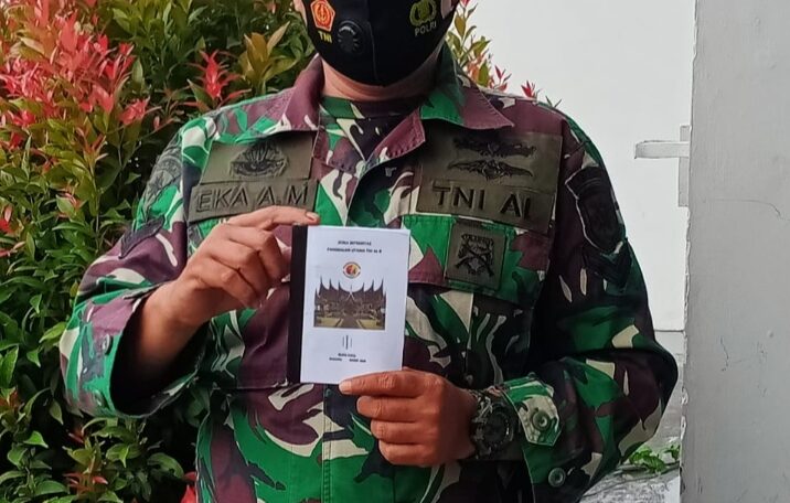 Prajurit dan PNS Lantamal II Terima Buku Sosialisasi Buku ZI Menuju WBK dan WBBM 
