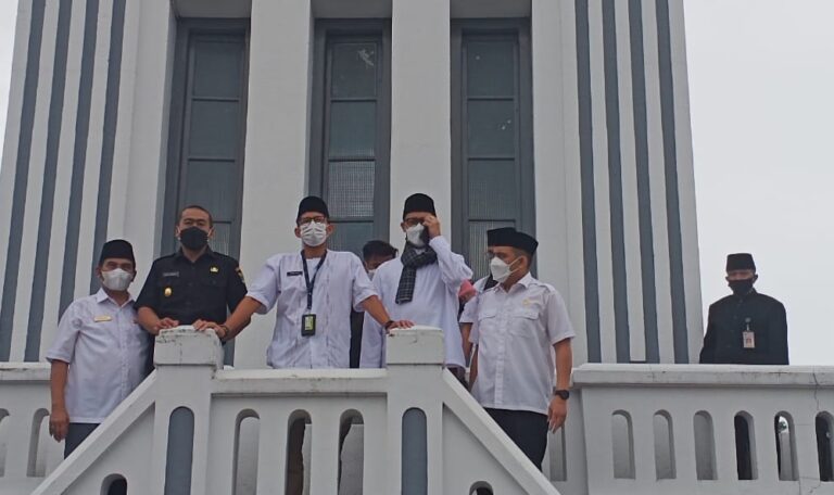 Menparekraf Sandiaga Uno Swafoto di atas Jam Gadang
