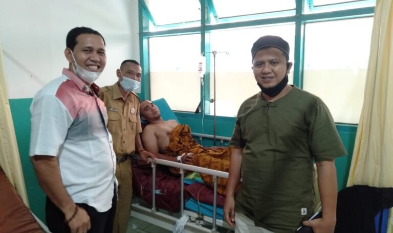 Ketua PSTI Sumbar Ermizen Jenguk Zebrian di RSUD Lubuk Basung 