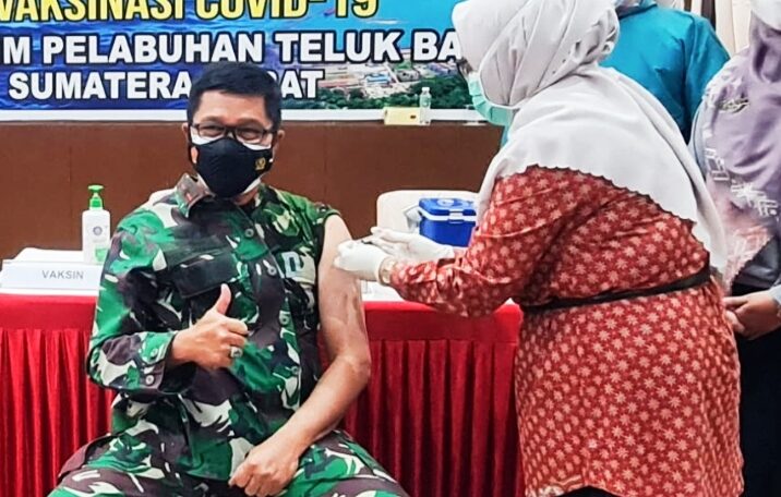 Sukseskan Program Pemerintah, Danlantamal II Ikut Vaksinasi Bersama Masyarakat 