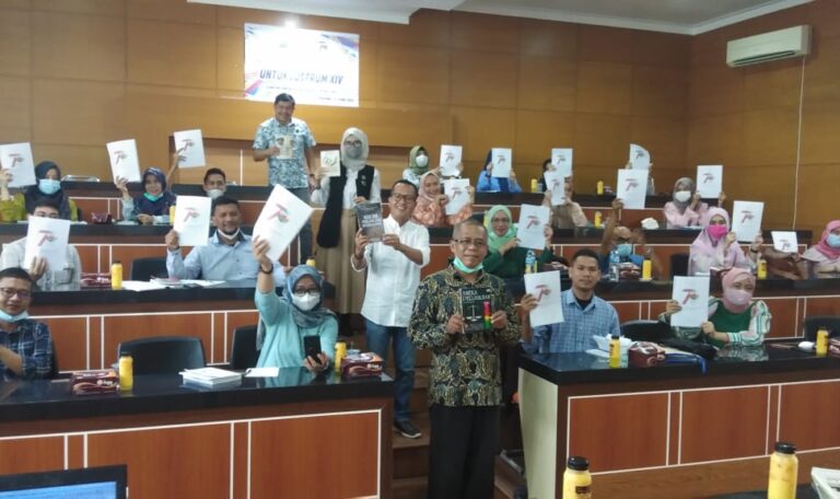 Gelar Pelatihan, Ikanot Galang 7.000 Buku untuk 70 Tahun FHUA