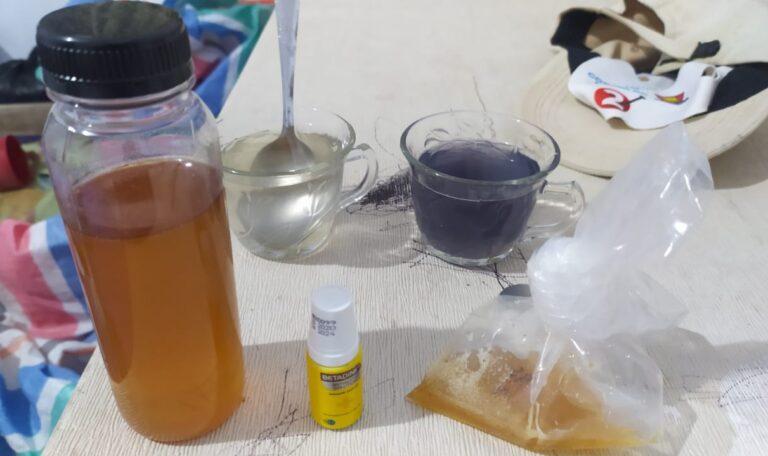 Buktikan Keaslian, Pria Ini Campur Madu dengan Betadine, Ini yang Terjadi….