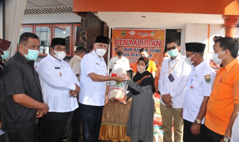 Mahyeldi Serahkan Bantuan, Bansos bisa Bantu Tingkatkan Imun Masyarakat