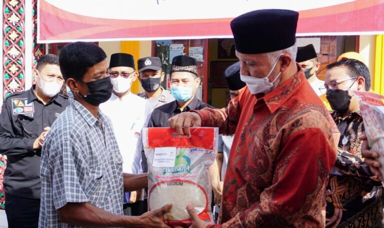 Serahkan Bansos di Agam, Mahyeldi Kembali Ingatkan Disiplin Prokes Covid-19