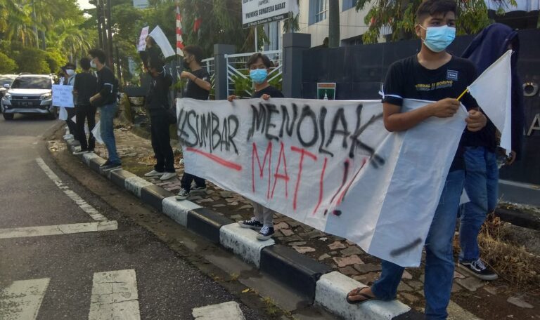 Demo Tolak PPKM, ‘Sumbar Menolak Mati’ Bergema di Kota Padang