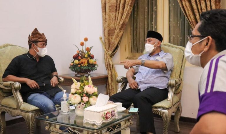 Sudah Hebat, Seniman Ini Puji Selangit Mahyeldi dalam Penanggulangan COVID-19
