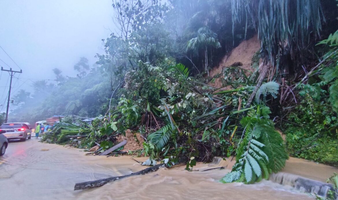 Banjir dan Longsor Melanda Kota Padang, Jalan Sitinjau Lauik Kembali Tersumbat