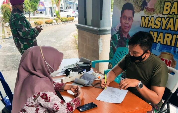Tanpa Kenal Lelah, Nakes TNI AL Lantamal II Terus Beri Pelayanan pada Masyarakat 